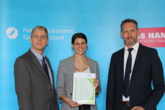 Daniel Gruyters (rechts) von der VBG gratulierte (von links) Hauptgeschäftsführer Jörg Frerichs und Gesundheitsmanagementbeauftragte Karina Schröder zu ihrem vorbildlichen Gesundheitsmanagement.