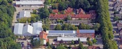 Das Bild zeigt das Verwaltungsgebäude der Handwerkskammer für Ostfriesland und des Berufsbildungszentrums mit einem Teil der Werkstatthallen aus der Luft