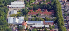 Das Bild zeigt das Verwaltungsgebäude der Handwerkskammer für Ostfriesland und des Berufsbildungszentrums mit einem Teil der Werkstatthallen aus der Luft